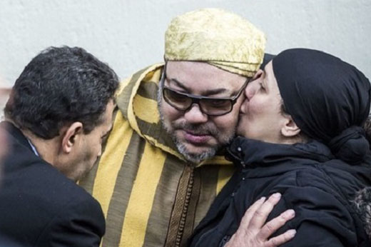 A Moroccan-Dutch kissing King Mohammed VI in his cheek during his visit to Amsterdam. Image from archive.