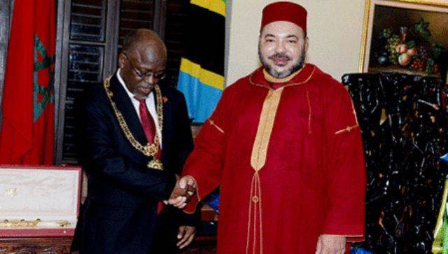 King Mohammed VI greeting Tanzanian president John Pombe Magufuli.