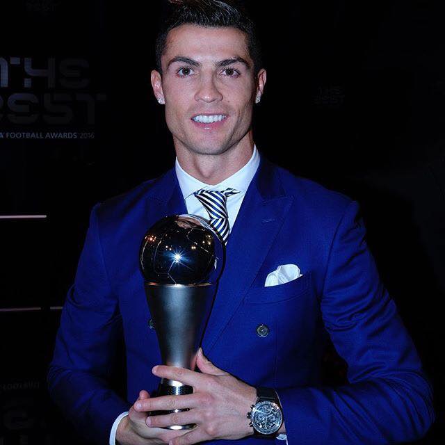 Ronaldo posing with his award.