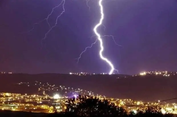 Thunder kills kid in Morocco.